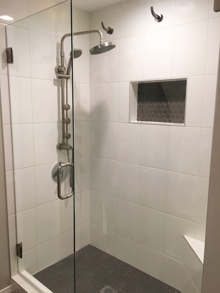 Example of a transitional home design design in Seattle