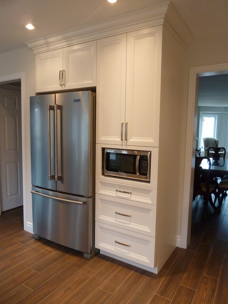 Example of a transitional home design design in Toronto