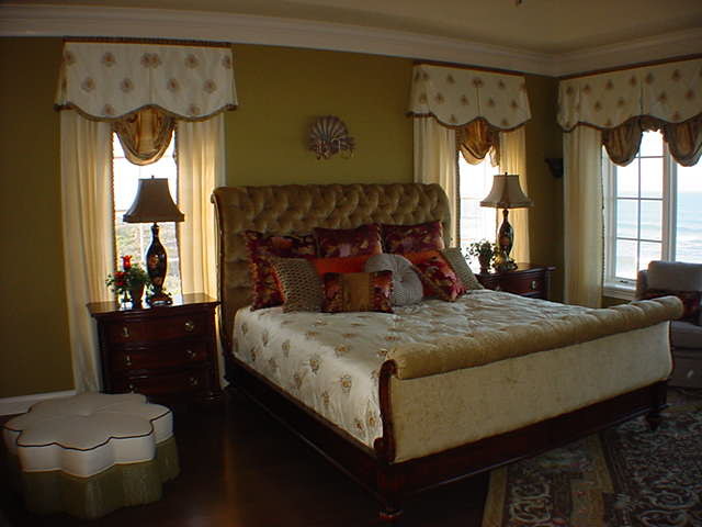 Example of a transitional home design design in Orlando