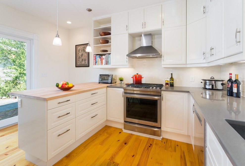 Bild på ett litet, avskilt funkis grå grått u-kök, med en undermonterad diskho, luckor med upphöjd panel, vita skåp, bänkskiva i kvarts, vitt stänkskydd, stänkskydd i keramik, rostfria vitvaror och en halv köksö