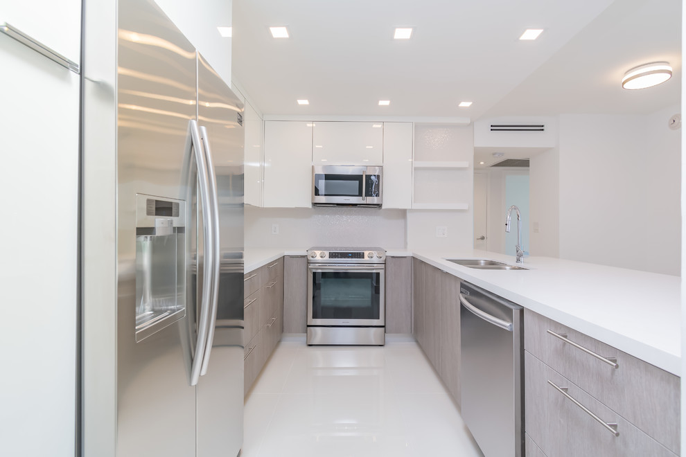 Contemporary Condo / Open your kitchen