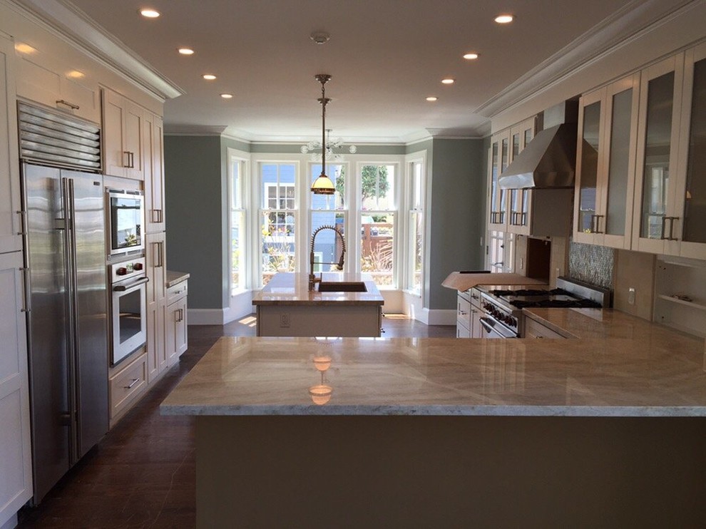 Enclosed kitchen - mid-sized craftsman u-shaped dark wood floor enclosed kitchen idea with an undermount sink, shaker cabinets, white cabinets, granite countertops, gray backsplash, mosaic tile backsplash, stainless steel appliances and an island