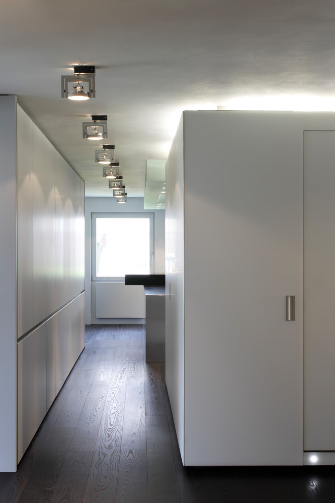 This is an example of a contemporary hallway in Stuttgart.
