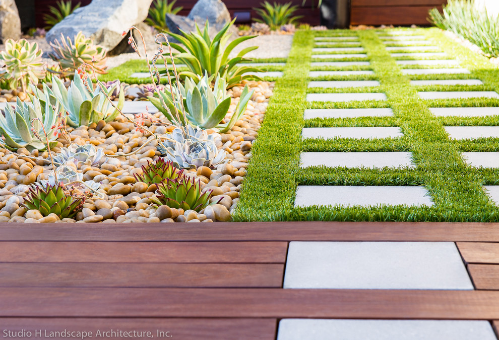 Small contemporary backyard full sun xeriscape in Orange County with a garden path and natural stone pavers.