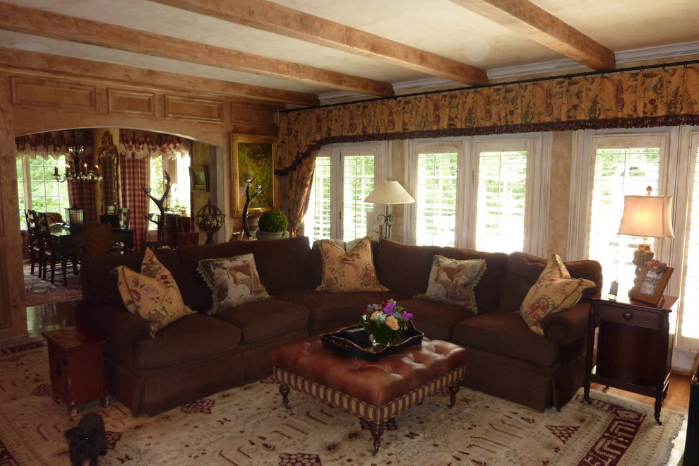 Inspiration for a transitional home design remodel in Orange County