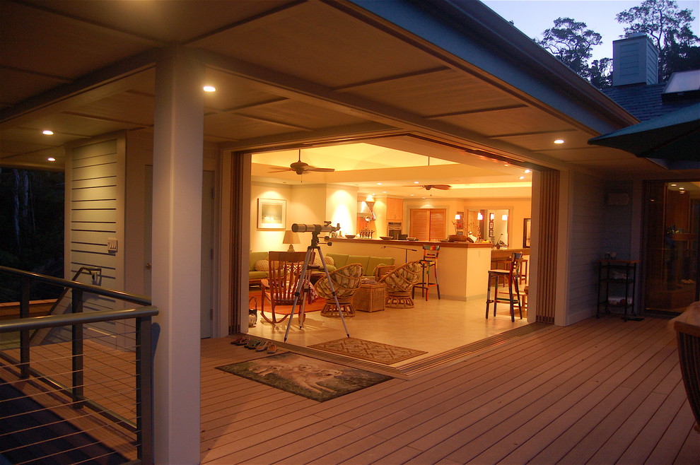 Design ideas for a mid-sized contemporary deck in Hawaii.