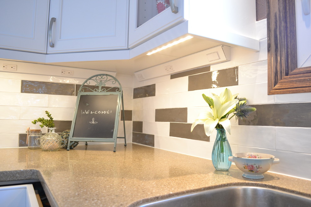 Mid-sized transitional kitchen photo