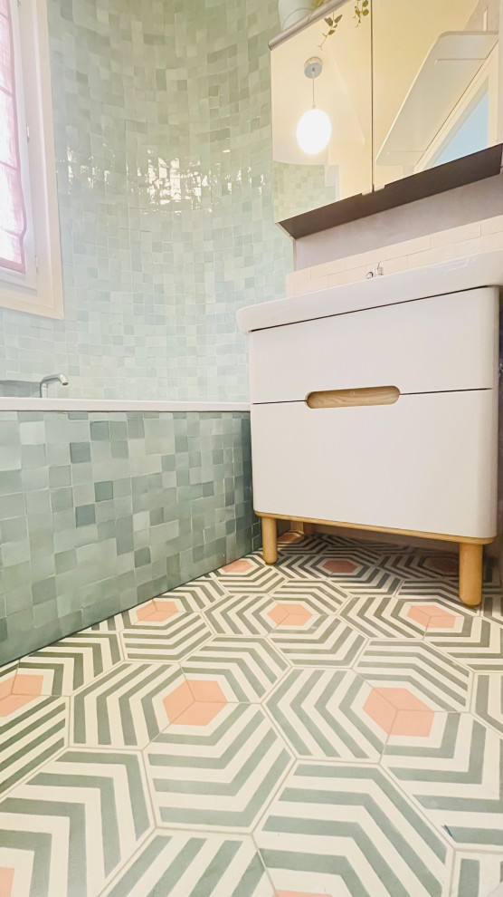 Пример оригинального дизайна: маленькая главная ванная комната в современном стиле с полновстраиваемой ванной, зеленой плиткой, плиткой мозаикой, зелеными стенами, полом из цементной плитки, раковиной с несколькими смесителями, розовым полом и тумбой под одну раковину для на участке и в саду