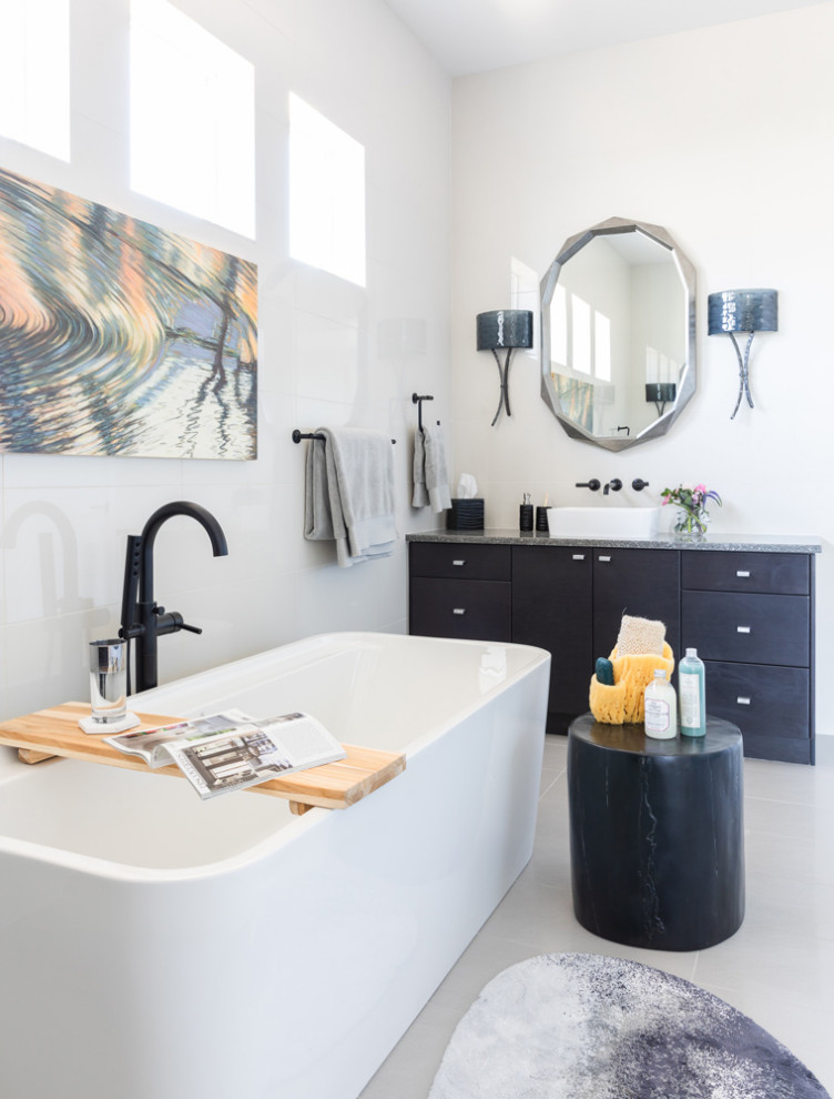 Cette image montre une salle de bain principale design de taille moyenne avec des portes de placard marrons, WC à poser, un mur beige, un lavabo encastré, meuble simple vasque et meuble-lavabo encastré.