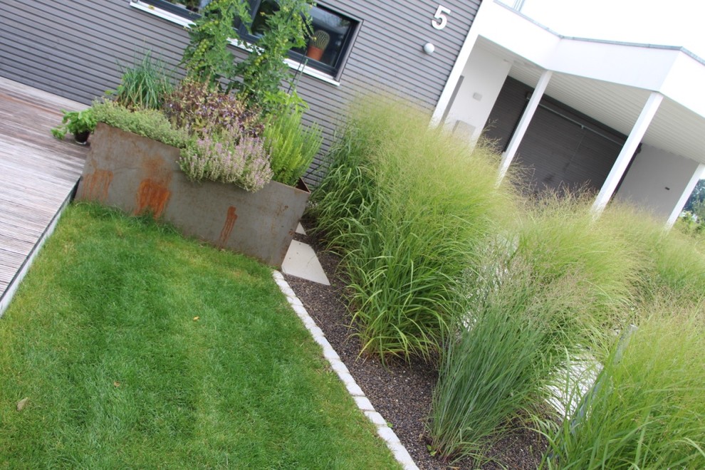 This is an example of a contemporary landscaping in Stuttgart.