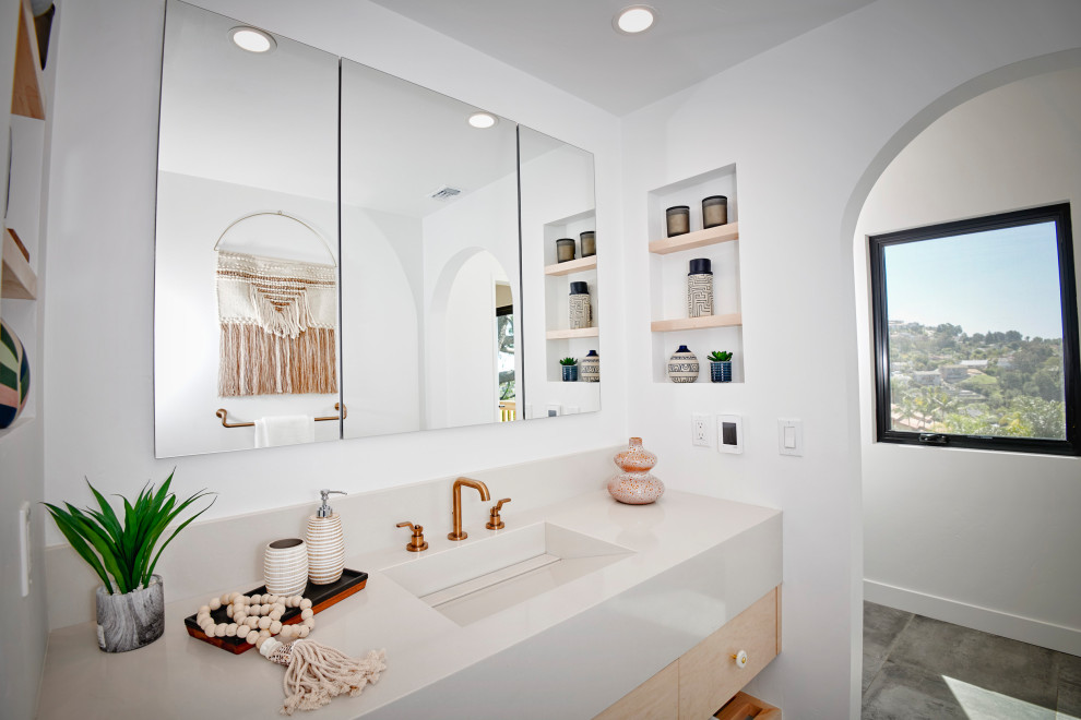 Пример оригинального дизайна: большая главная ванная комната в современном стиле с плоскими фасадами, светлыми деревянными фасадами, отдельно стоящей ванной, открытым душем, биде, серой плиткой, керамогранитной плиткой, белыми стенами, полом из галечной плитки, монолитной раковиной, столешницей из искусственного кварца, разноцветным полом, открытым душем, бежевой столешницей, нишей, тумбой под одну раковину и подвесной тумбой