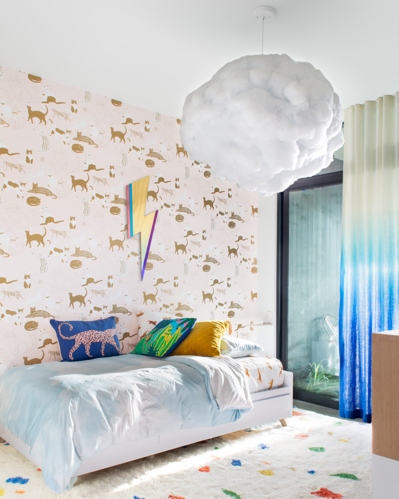 Пример оригинального дизайна: детская в современном стиле с спальным местом, разноцветными стенами и обоями на стенах для ребенка от 4 до 10 лет, девочки