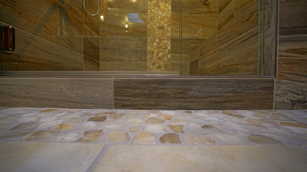 Example of a mountain style home design design in Seattle