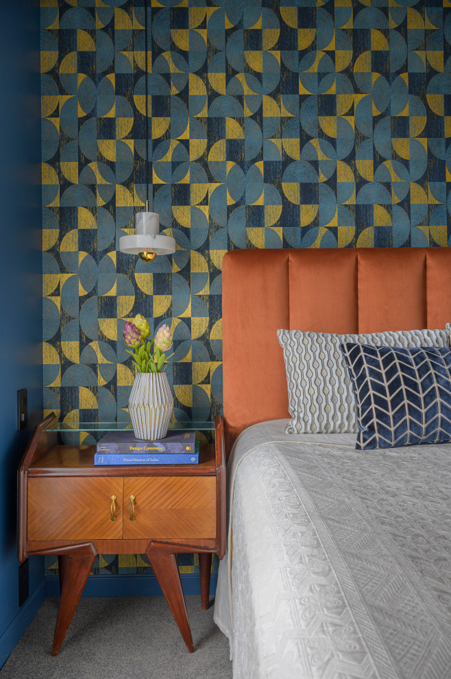 Foto de dormitorio principal y beige ecléctico sin chimenea con paredes azules, moqueta, suelo gris y papel pintado