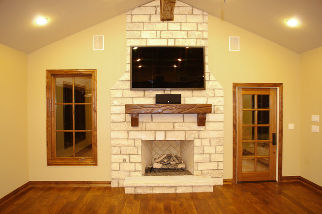 Ranch Style Stone Fireplace classico-soggiorno
