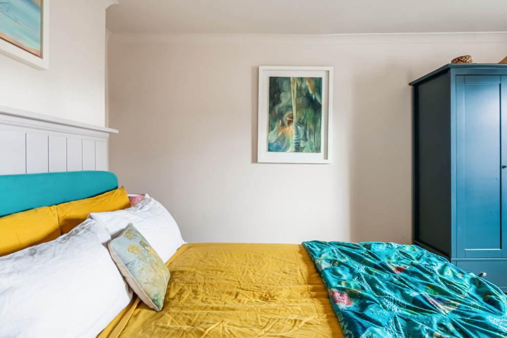 Immagine di una camera da letto boho chic di medie dimensioni con pareti rosa e pareti in perlinato
