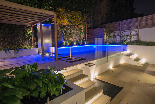 London Courtyard deck