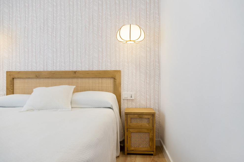 バルセロナにある中くらいな地中海スタイルのおしゃれな主寝室 (白い壁、無垢フローリング)