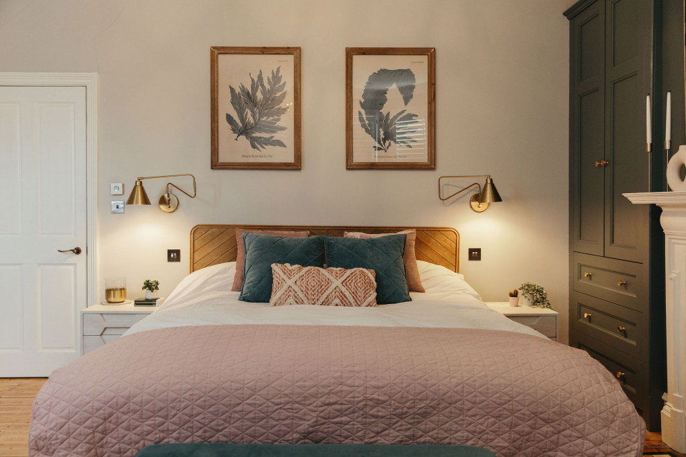Стильный дизайн: хозяйская спальня среднего размера в классическом стиле с белыми стенами, паркетным полом среднего тона, стандартным камином и коричневым полом - последний тренд