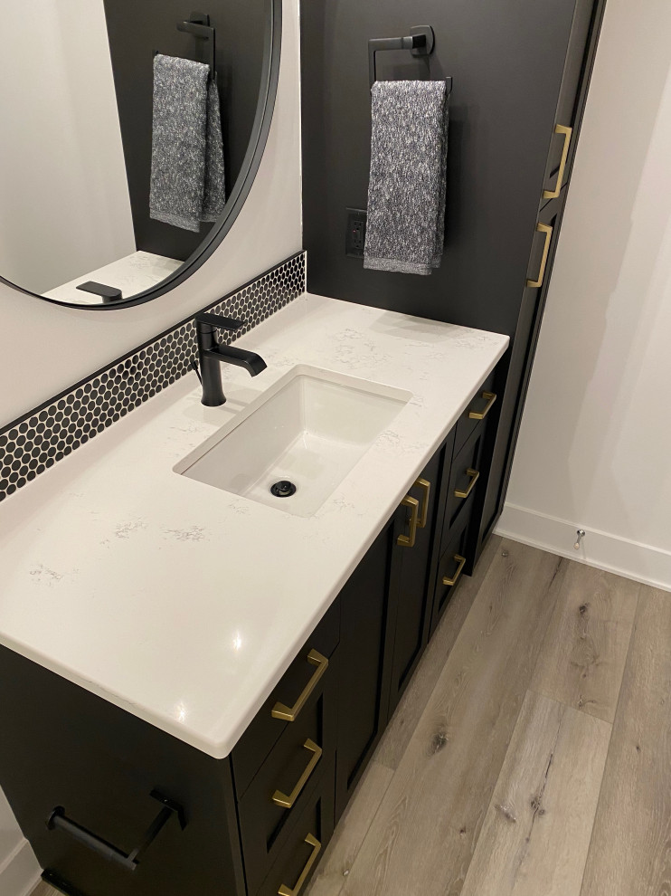 Свежая идея для дизайна: ванная комната в стиле кантри с белой плиткой, керамической плиткой, столешницей из искусственного кварца и сиденьем для душа - отличное фото интерьера