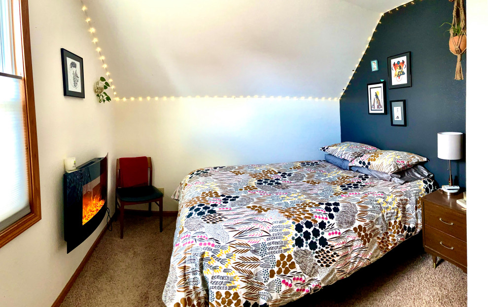 Kleines Skandinavisches Hauptschlafzimmer mit bunten Wänden und Hängekamin in Cedar Rapids