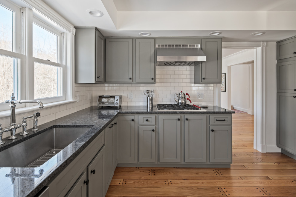 Kitchen - transitional kitchen idea in Burlington