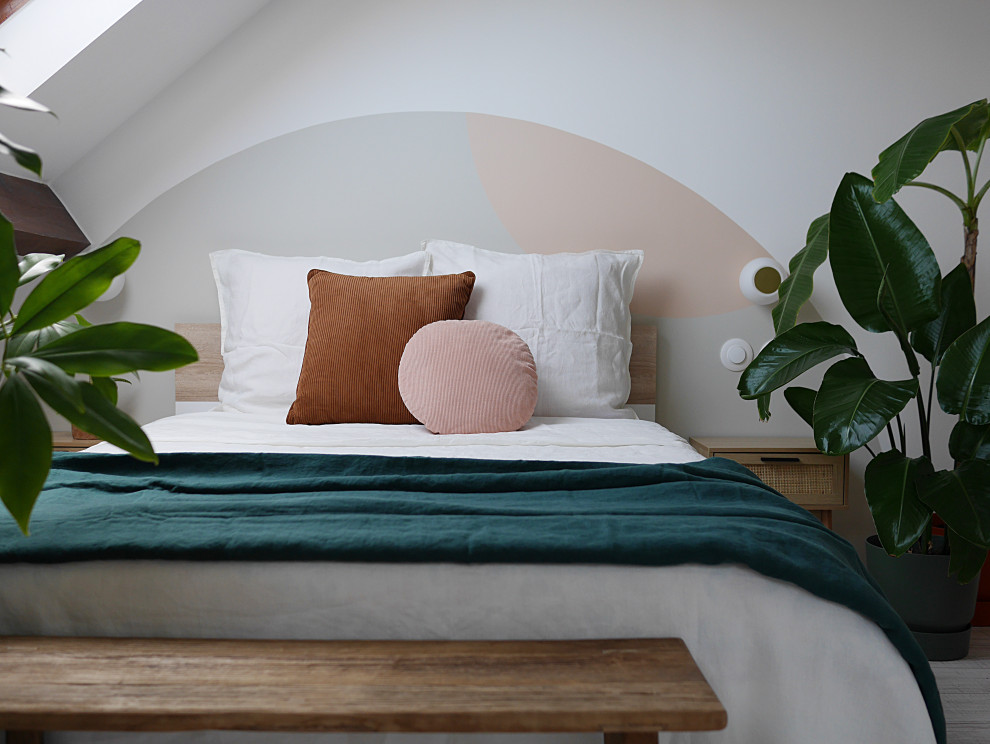 На фото: большая хозяйская спальня в стиле модернизм с розовыми стенами, светлым паркетным полом и бежевым полом с