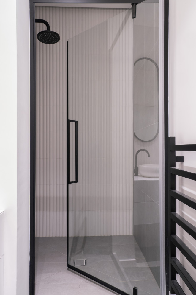Источник вдохновения для домашнего уюта: большая детская ванная комната в стиле модернизм с душем без бортиков, белыми стенами, накладной раковиной, серым полом и душем с распашными дверями