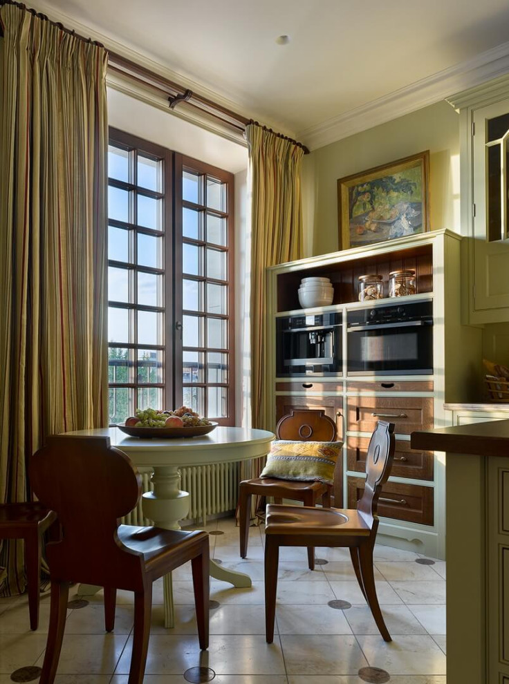 Esempio di una grande cucina classica con top in marmo, pavimento in marmo, pavimento beige e elettrodomestici neri