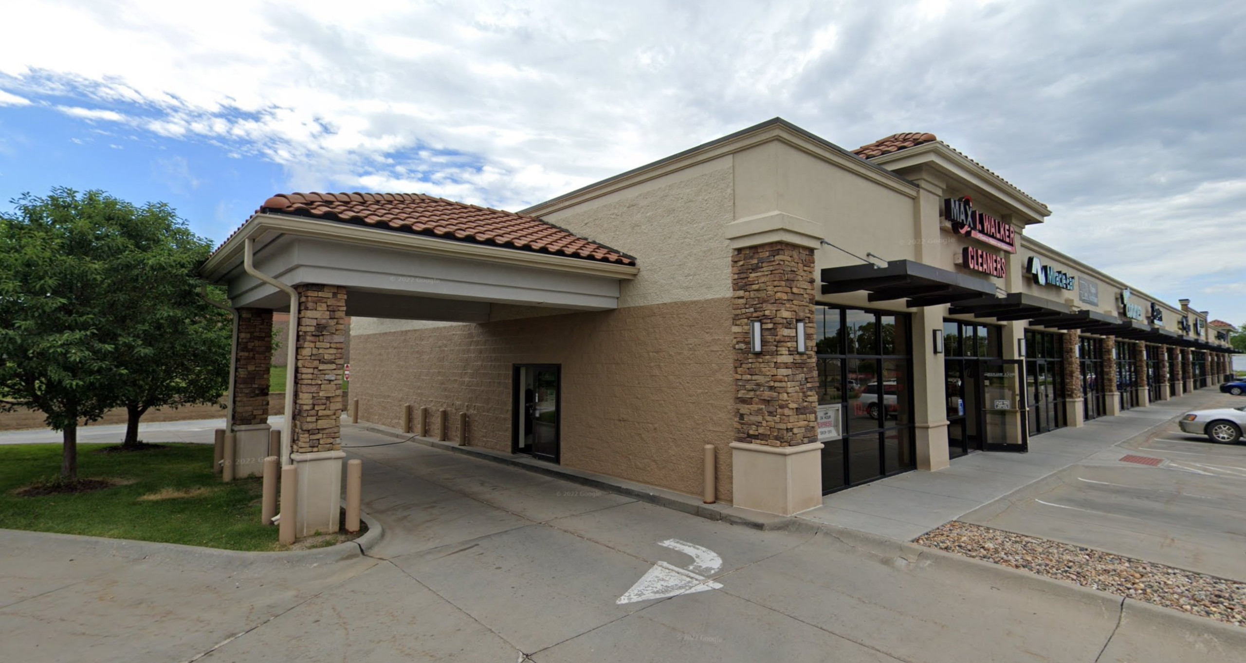 Hickory Hills drive-thru canopy with stone columns, Papillion NE
