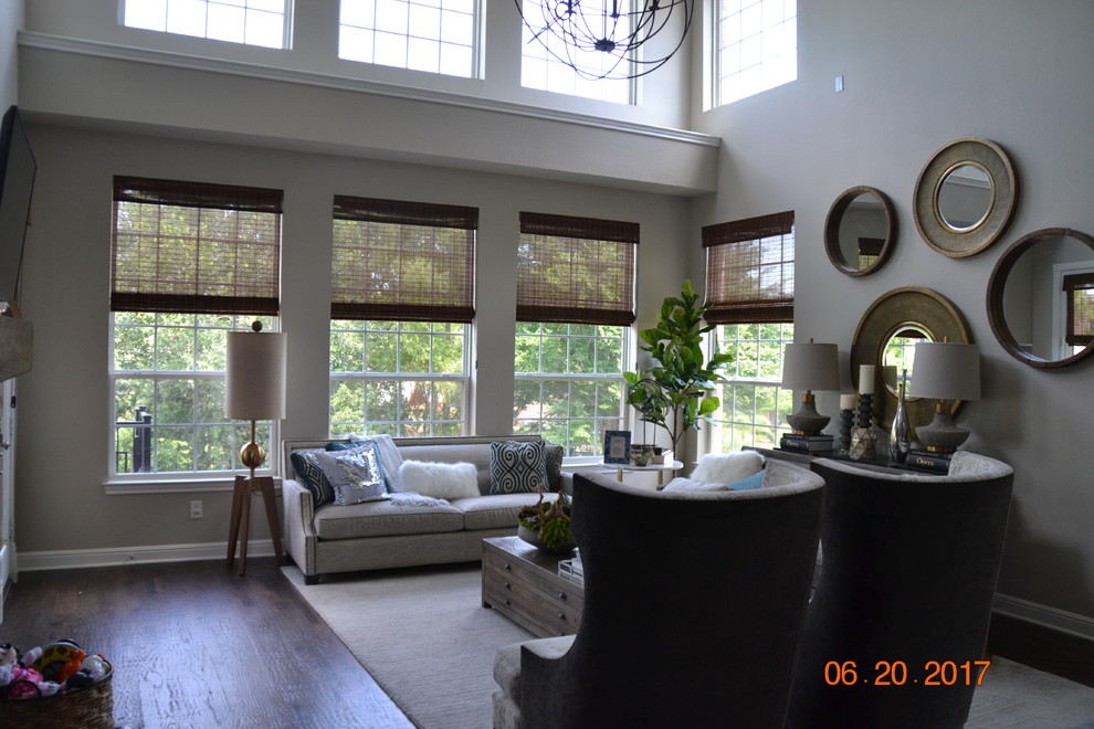 Example of a transitional home design design in Dallas