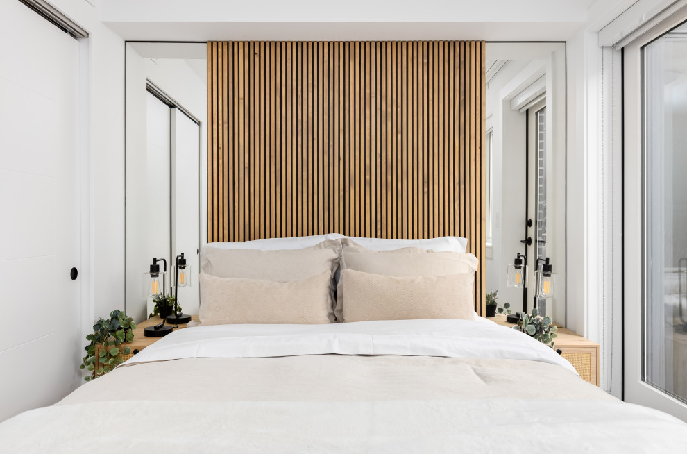 Свежая идея для дизайна: маленькая хозяйская спальня в современном стиле с белыми стенами, полом из ламината, бежевым полом и кессонным потолком для на участке и в саду - отличное фото интерьера