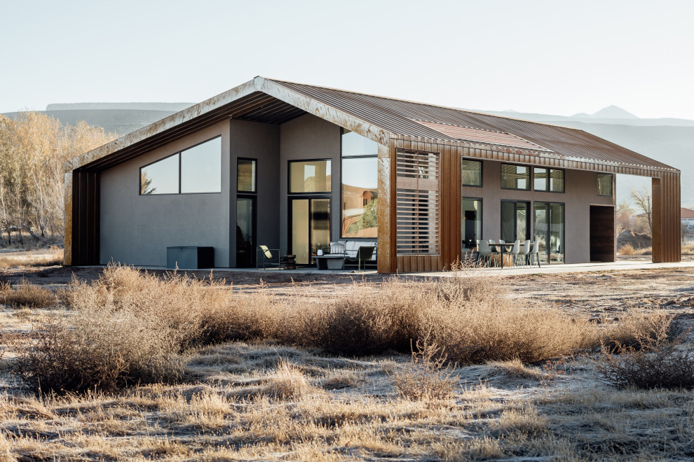 Ejemplo de fachada de casa gris y marrón moderna de tamaño medio de una planta con revestimiento de metal y tejado de metal