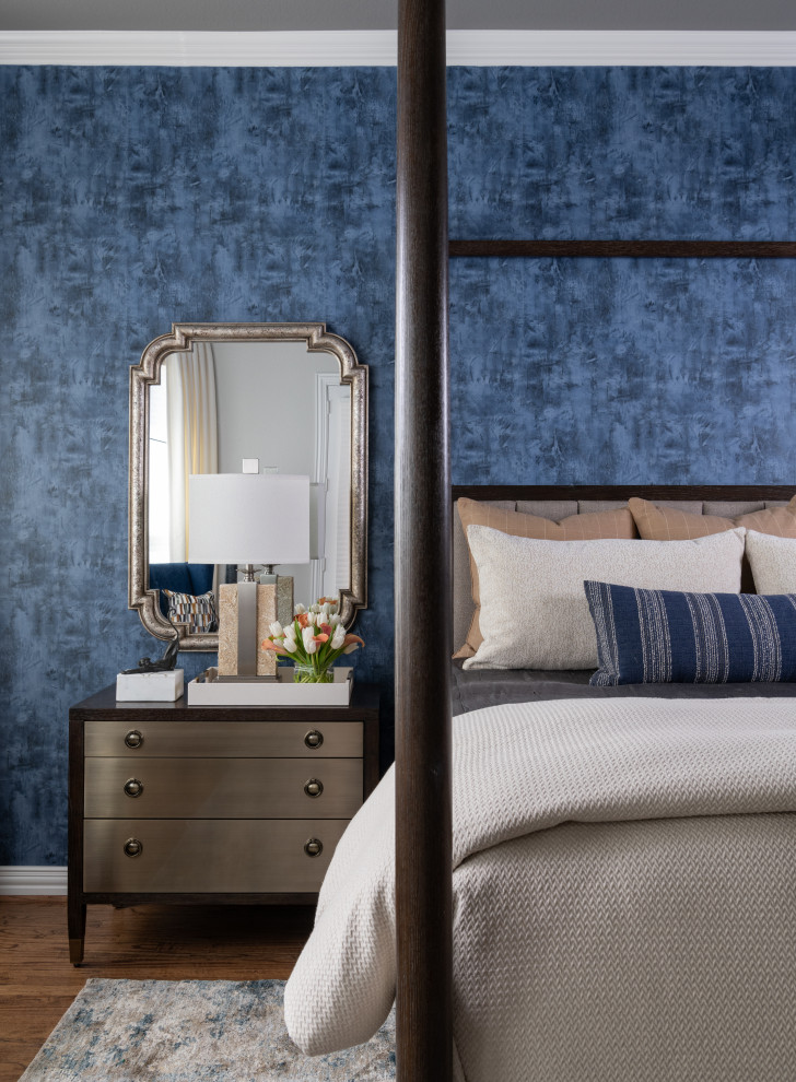 Diseño de dormitorio principal clásico renovado grande con paredes azules, suelo de madera en tonos medios, bandeja y papel pintado