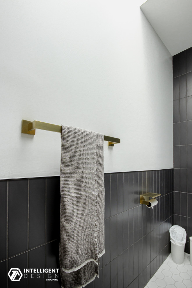 Пример оригинального дизайна: большая главная ванная комната в скандинавском стиле с плоскими фасадами, фасадами цвета дерева среднего тона, угловым душем, унитазом-моноблоком, серой плиткой, керамогранитной плиткой, белыми стенами, полом из мозаичной плитки, врезной раковиной, столешницей из искусственного кварца, белым полом, душем с распашными дверями, белой столешницей, тумбой под две раковины и встроенной тумбой