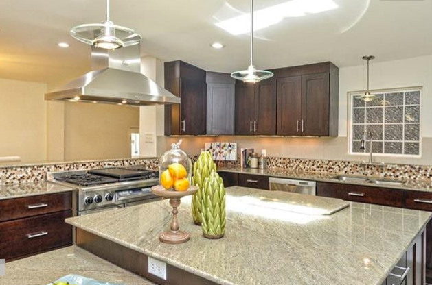 Transitional kitchen photo in Austin