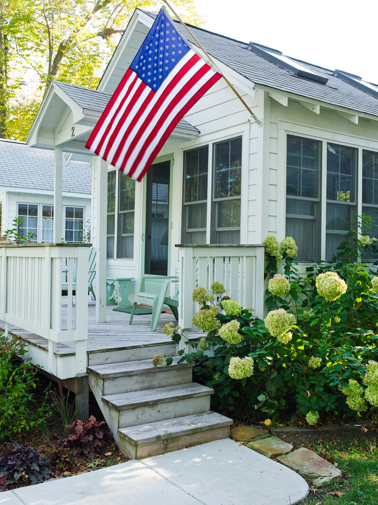 Inspiration for a coastal porch remodel in Chicago