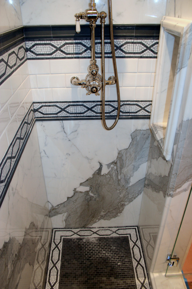 サンフランシスコにあるラグジュアリーな中くらいなトラディショナルスタイルのおしゃれな浴室 (アルコーブ型シャワー、石スラブタイル、モザイクタイル、開き戸のシャワー、ニッチ) の写真
