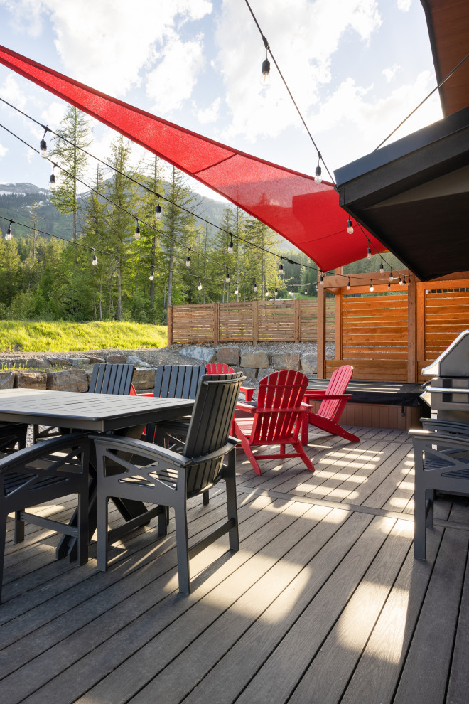 Example of a mountain style deck design in Vancouver