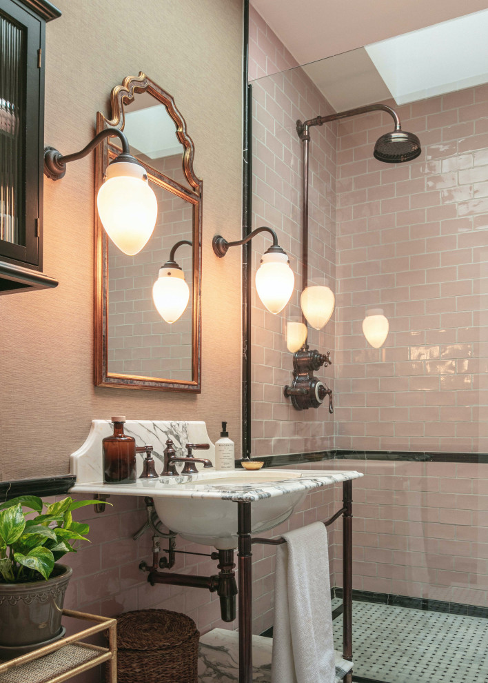 Пример оригинального дизайна: главная ванная комната среднего размера: освещение в стиле неоклассика (современная классика) с белыми фасадами, открытым душем, унитазом-моноблоком, розовой плиткой, керамической плиткой, бежевыми стенами, мраморным полом, врезной раковиной, мраморной столешницей, открытым душем, тумбой под одну раковину, напольной тумбой и обоями на стенах