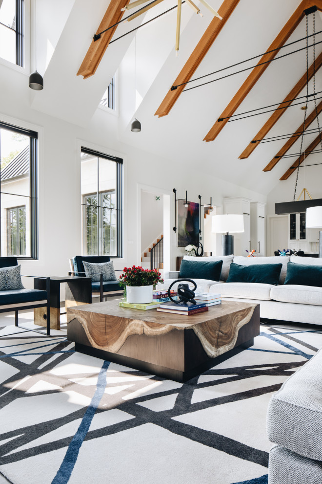 Immagine di un ampio soggiorno classico con pareti bianche, camino classico, TV a parete, pavimento marrone e soffitto a volta