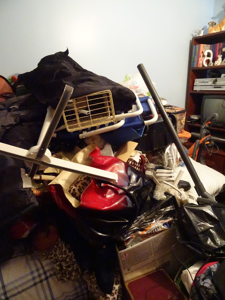 small bedroom decluttering