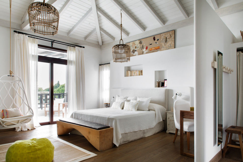 Imagen de dormitorio abovedado y blanco marinero con paredes blancas, suelo de madera en tonos medios, suelo marrón, vigas vistas y machihembrado