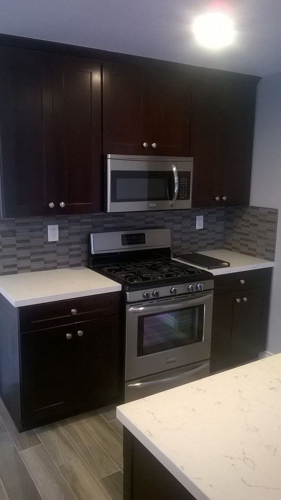 Kitchen - transitional kitchen idea in Orange County