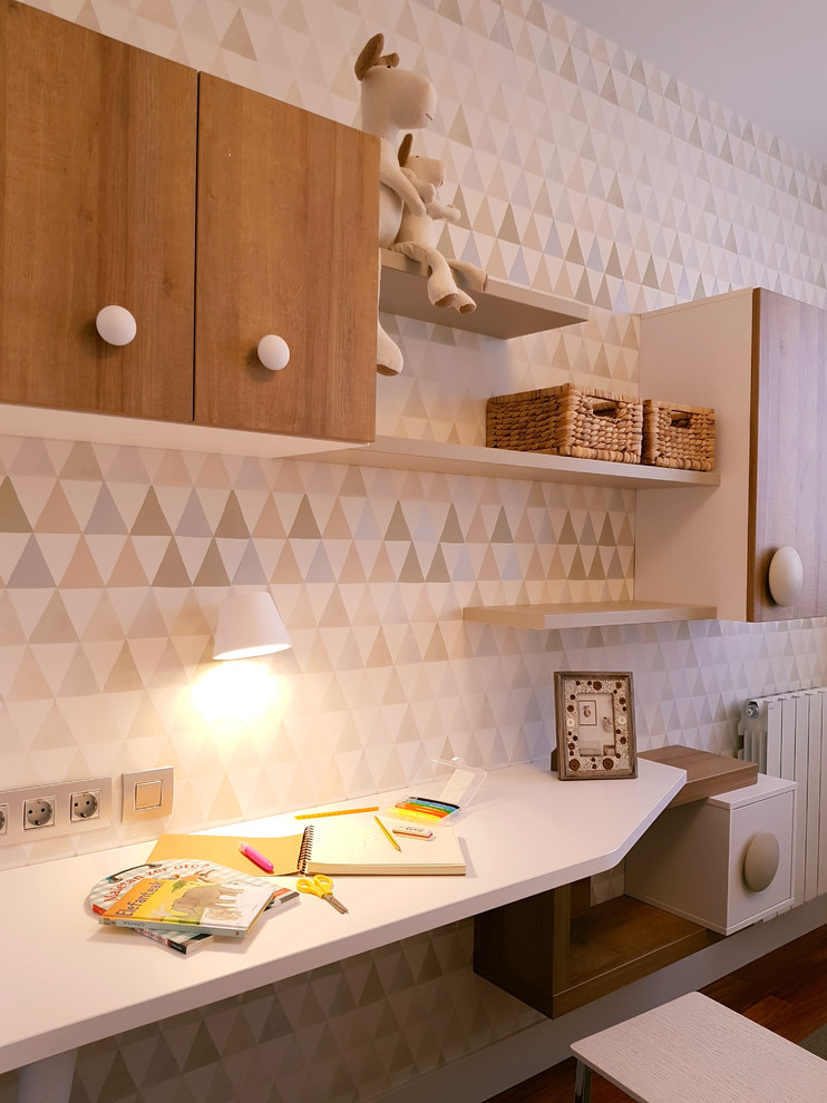 Ejemplo de dormitorio infantil de 1 a 3 años escandinavo con escritorio