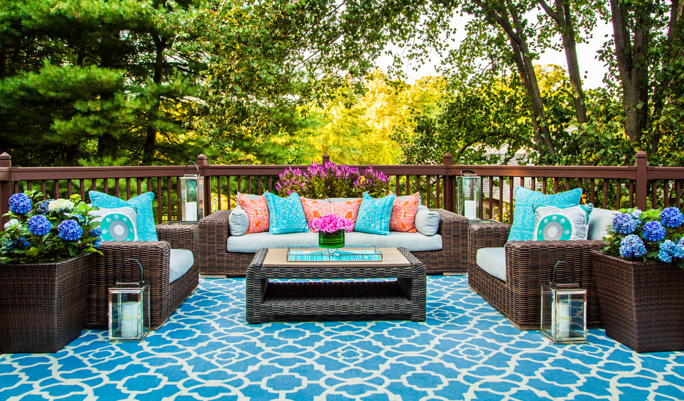 Design ideas for a mid-sized contemporary backyard deck in New York.