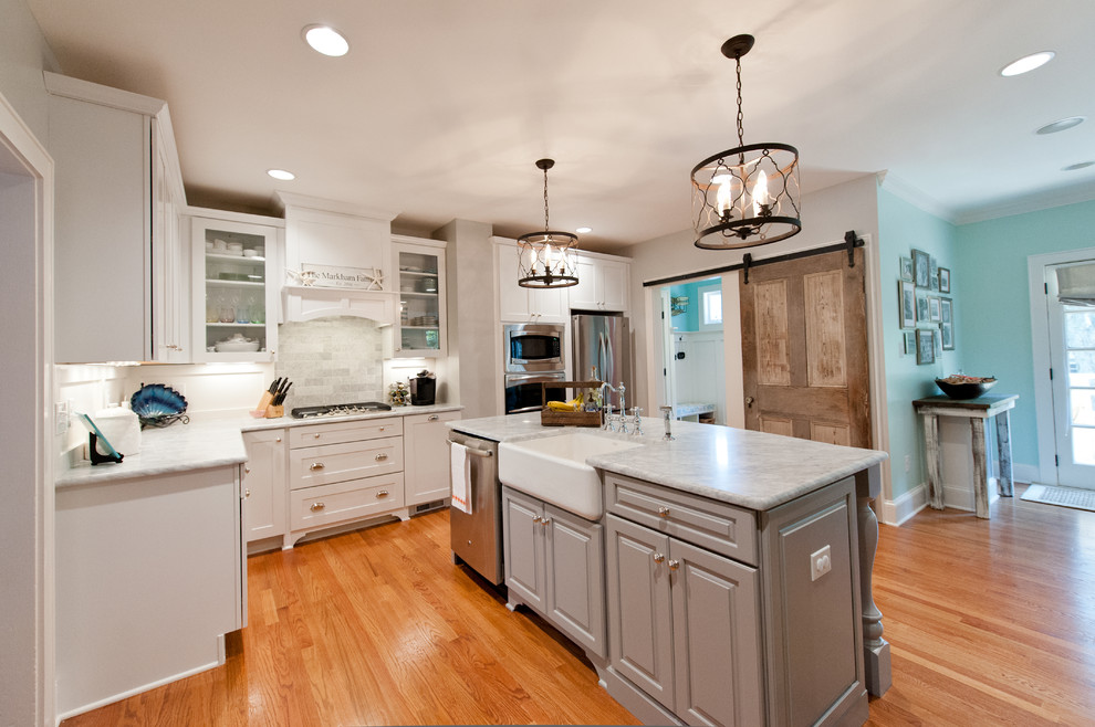 Inspiration for a mid-sized country galley eat-in kitchen in Richmond with a farmhouse sink, shaker cabinets, white cabinets, granite benchtops, grey splashback, medium hardwood floors and with island.