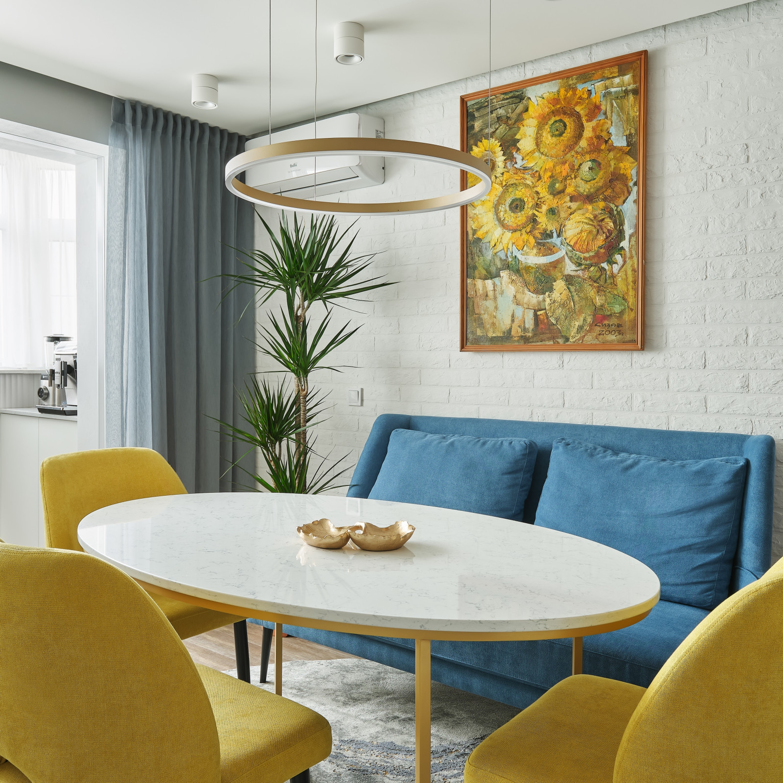 оформление шторами в кухонной зоне