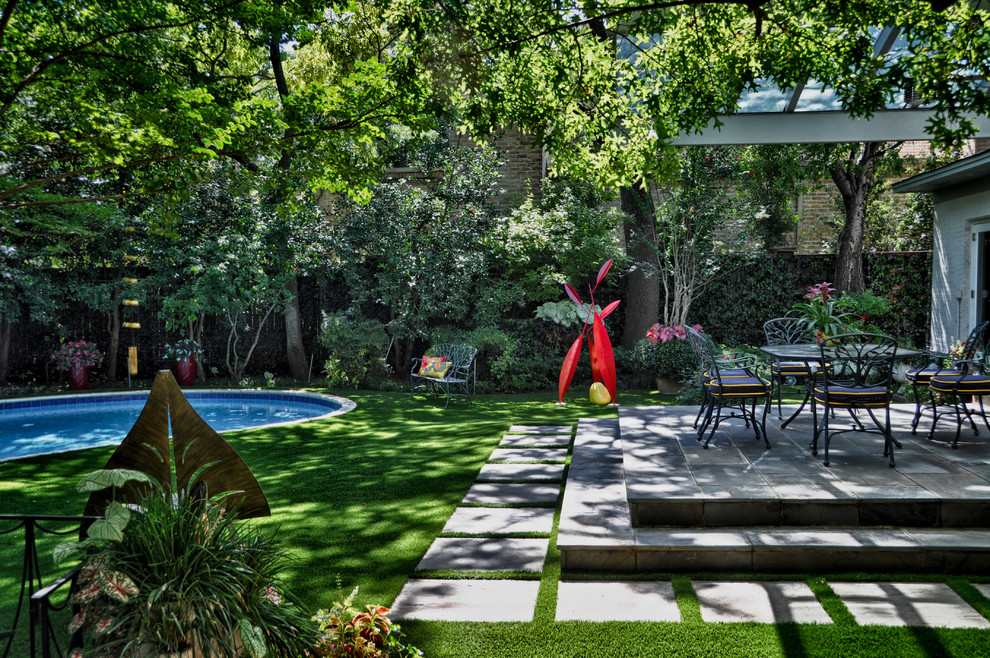 Design ideas for an eclectic backyard garden in Dallas.