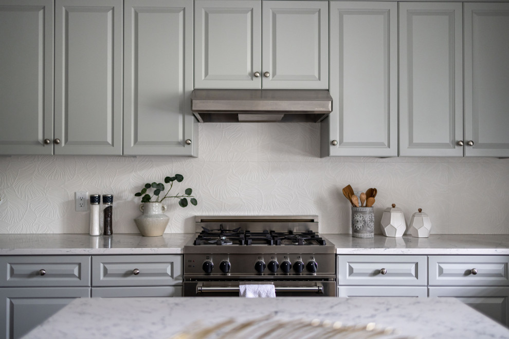 Transitional kitchen photo in Vancouver